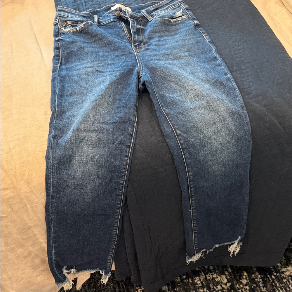 Vervet Cropped Ankle Jeans in Dark Blue with Distressed Hem